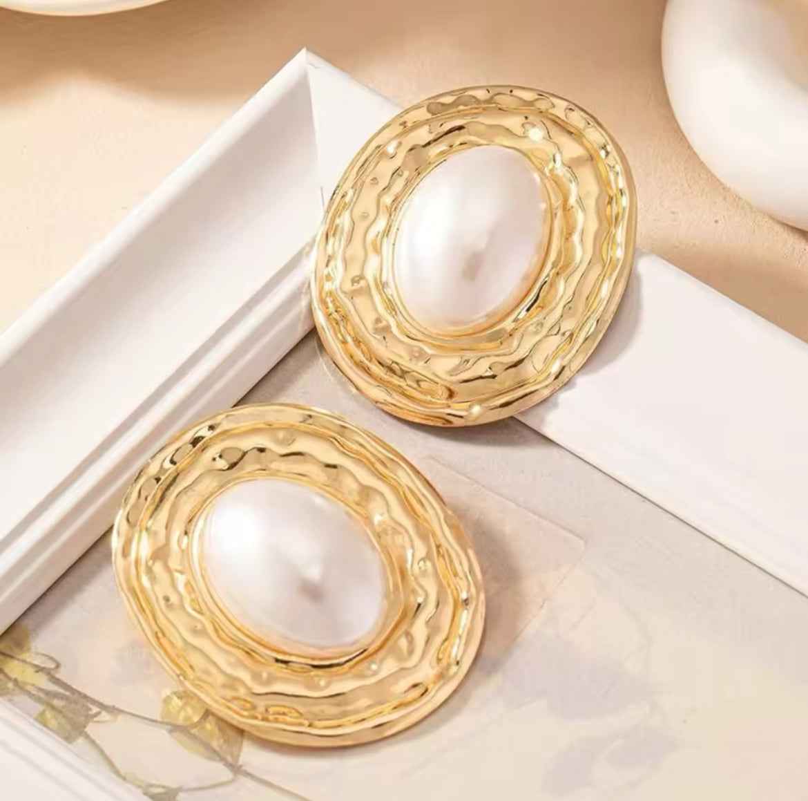 Golden earrings with pearl