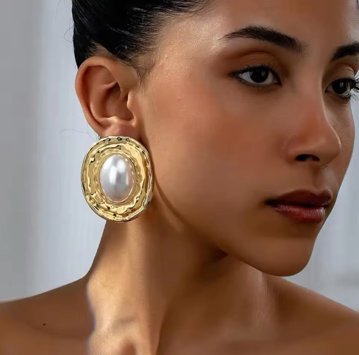 Golden earrings with pearl